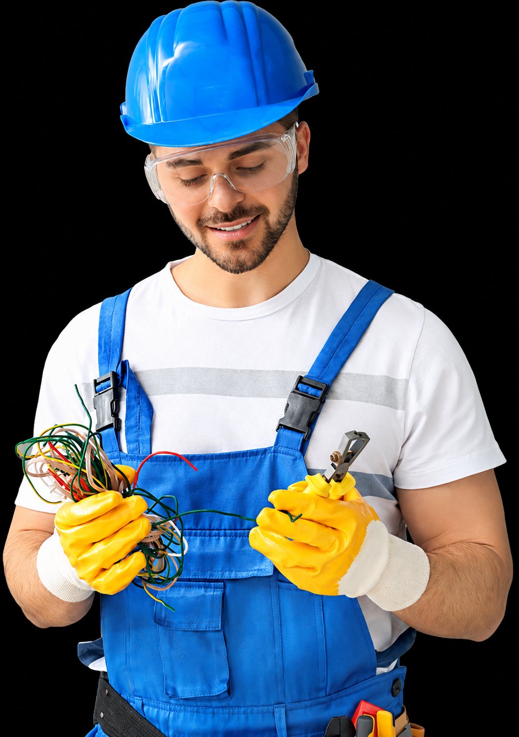 Électricien souriant en casque bleu tenant des fils électriques et une pince
